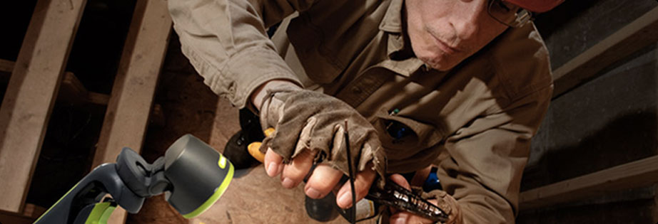 <span>... volle Konzentration</span>Clamplight ist in Situationen, die ein maximum an Konzentration verlangen wie eine dritte Hand die nicht wackelt und präzise leuchtet.